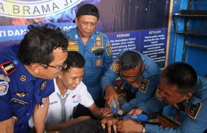 cincin_tak_bisa_dilepas_siswa_sma_hkbp_siantar_datangi_dinas_damkar