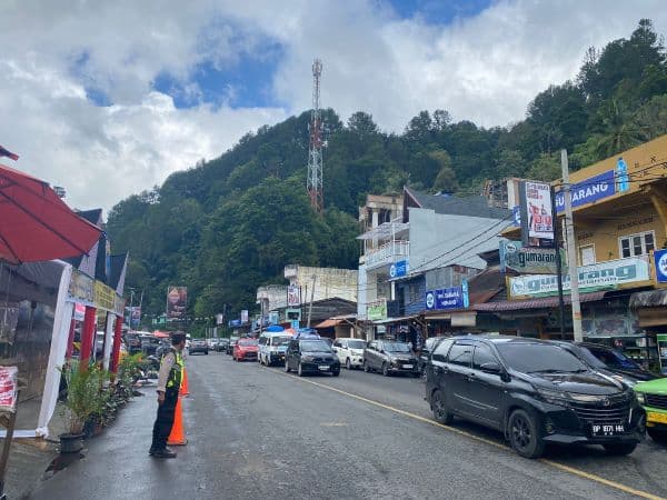 ciptakan_kenyamanan_pengunjung_polisi_dirikan_3_pos_pengamanan_di_parapat