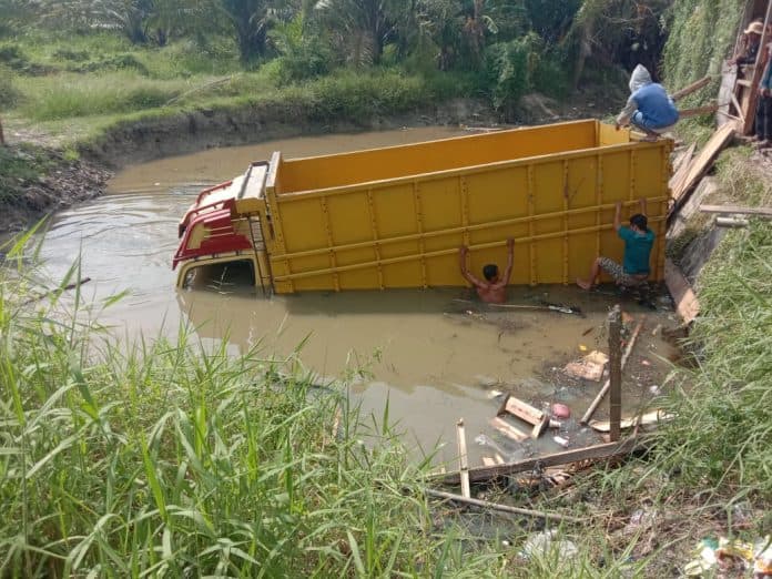 colt_diesel_tabrak_warung_dan_terjun_ke_sungai_ternyata_dikemudikan_pelajar