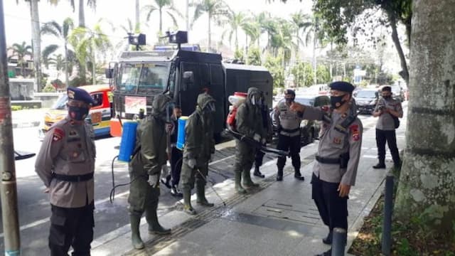 covid_19_belum_berakhir_brimob_siantar_kembali_turunkan_rantis_water_canon