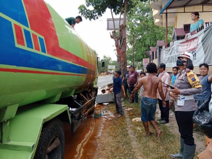 cpo_dari_truk_tangki_milik_ptpn_4_tumpah_di_jalan_sisingamangaraja_tebing_tinggi