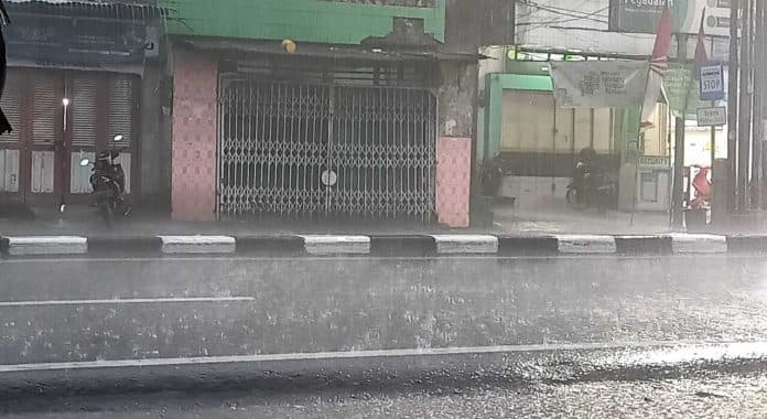 cuaca_di_kota_medan_hari_ini_diprediksi_hujan_deras_waspadai_banjir