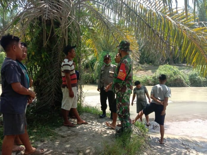 cuci_truk_sampah_di_sungai_ponakan_dan_paman_terseret_arus_sungai_kasindir_simalungun
