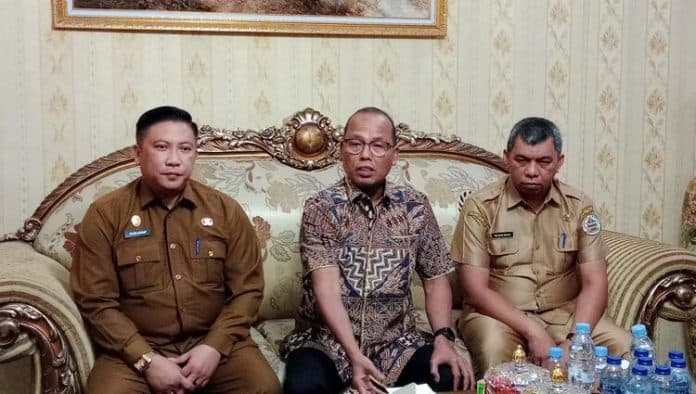 curiga_motif_politik_pj_bupati_tapteng_tantang_pendemo_tunjukkan_bukti_konkret