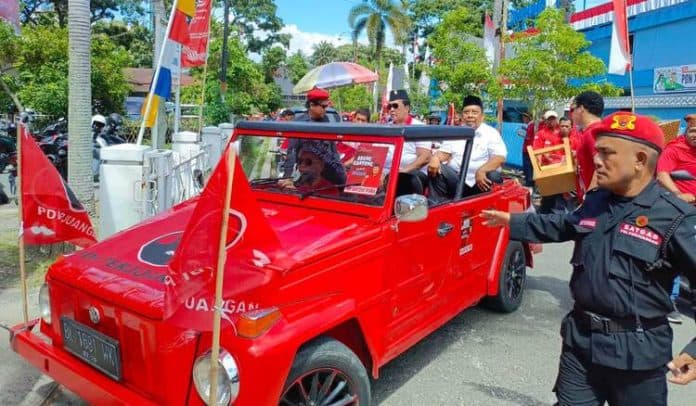 daftar_pilkada_siantar_yan_santoso_irwan_naiki_mobil_klasik_vw_safari
