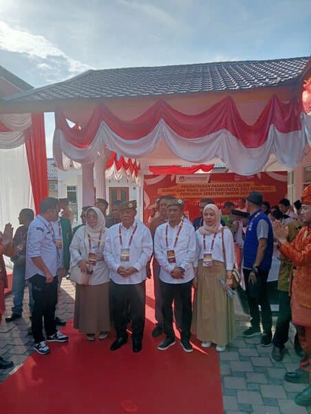 daftar_terakhir_massa_ays_bsa_penuhi_kantor_kpu_deli_serdang