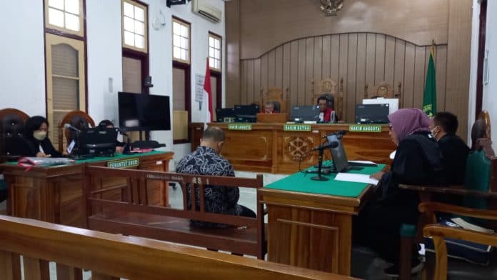 dalil_eksepsi_ph_ditolak_perkara_posting_apakah_mujianto_mafia_tanah_di_fb_lanjut