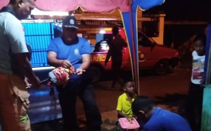 damkar_deli_serdang_turun_tangan_bakar_sarang_tawon_di_samping_rumah_warga