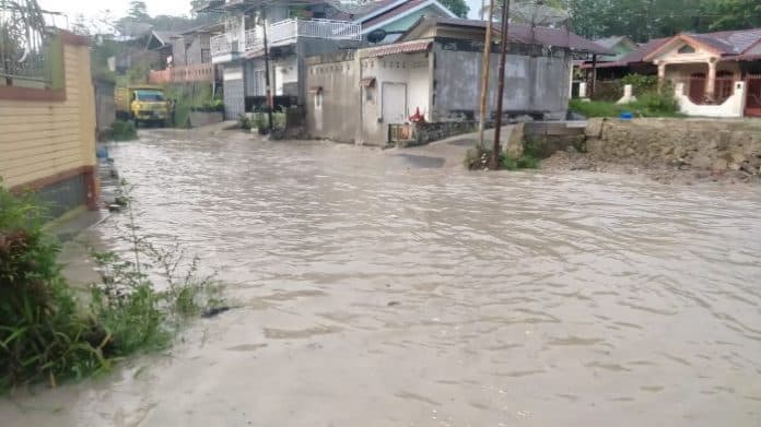 dampak_tak_ada_saluran_pembuangan_jalan_handayani_bah_kapul_siantar_selalu_banjir