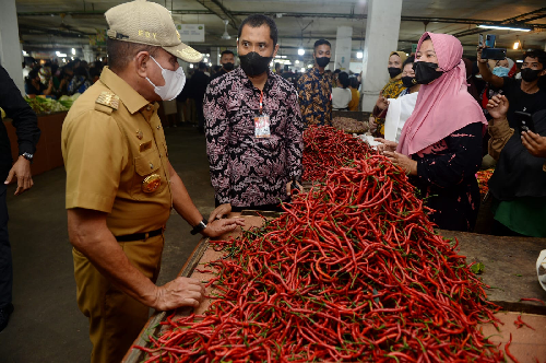dampingi_presiden_ke_pasar_petisah_gubsu_pastikan_harga_cabai_mulai_terkendali
