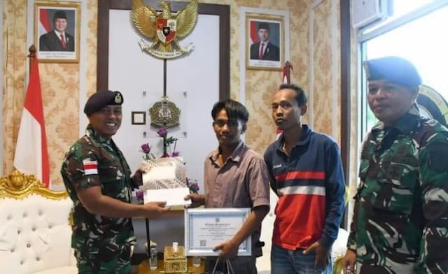 danlanal_tba_apresiasi_dua_nelayan_penemu_bom_perang_dunia_ii