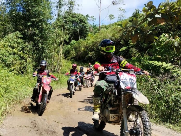 danrem_022pt_bersama_komunitas_trasis_ngetrail_jelajahi_hutan_dan_perkebunan