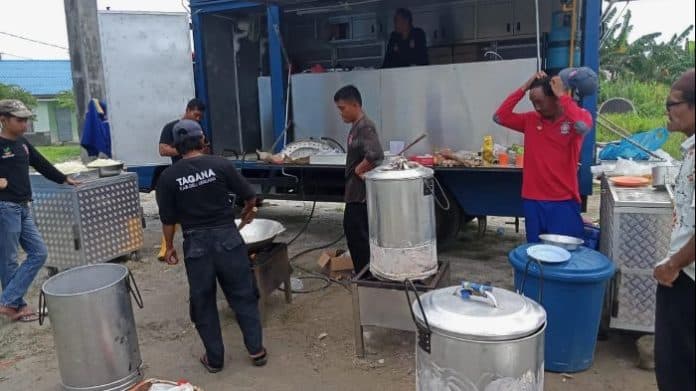 dapur_umum_didirikan_dekat_lokasi_banjir_rob_di_pantai_labu