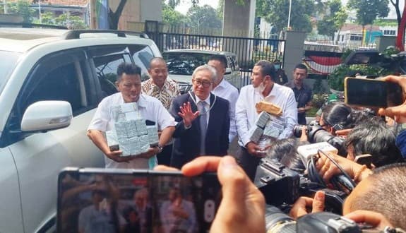 datangi_kejagung_maqdir_ismail_bawa_uang_dolar_as_senilai_rp27_miliar