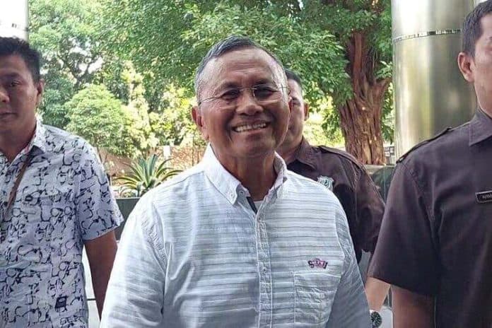 datangi_kpk_eks_menteri_bumn_tersenyum_diperiksa_saksi_pengadaan_lng