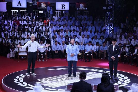 debat_perdana_capres_pengamat_ganjar_dan_anies_pamer_program_prabowo_pamer_kinerja_jokowi