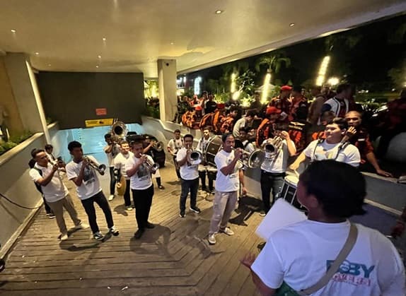 debat_perdana_pilgubsu_massa_bobby_surya_mendukung_dengan_marching_band