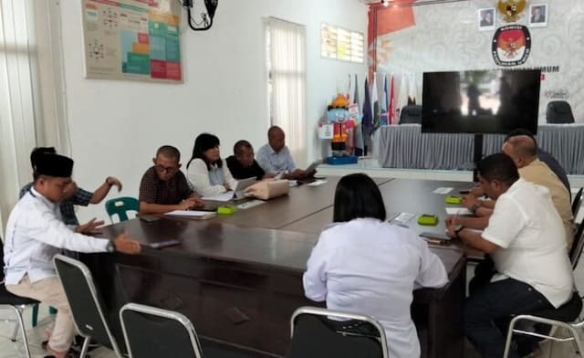 debat_publik_kedua_dibatalkan_tim_kampanye_masinton_mahmud_datangi_kpu_tapteng