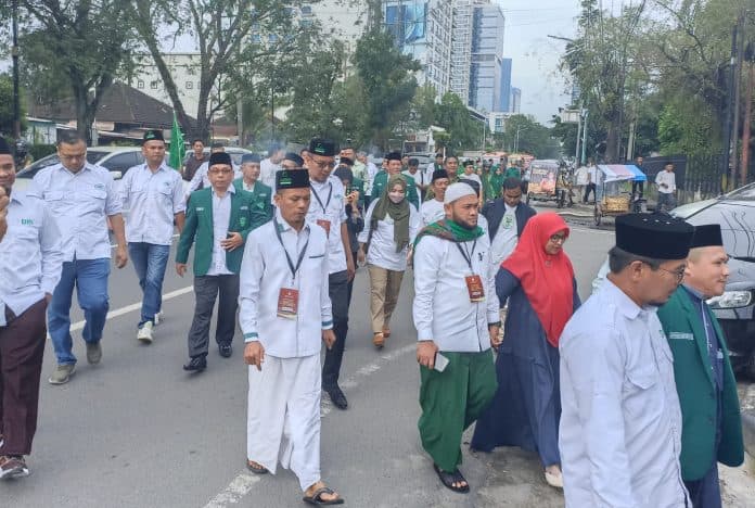 dedi_iskandar_batubara_daftar_anggota_dpd_ri_serahkan_8819_foto_copy_ktp_dukungan_ke_kpud_sumut
