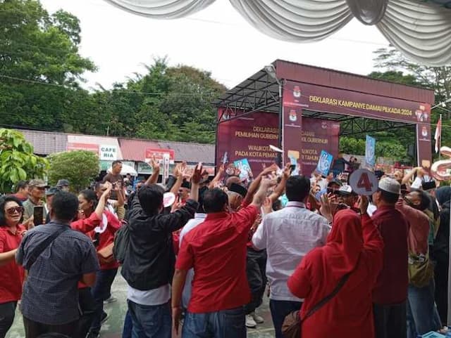 deklarasi_damai_kpu_pematangsiantar_diwarnai_aksi_bagi_bagi_uang