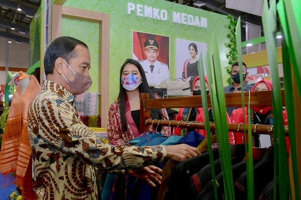 dekranasda_medan_usung_berbagai_produk_kerajinan_ke_inacraft_2022_kahiyang_ayu_kita_akan_tembus_pasar_ekspor