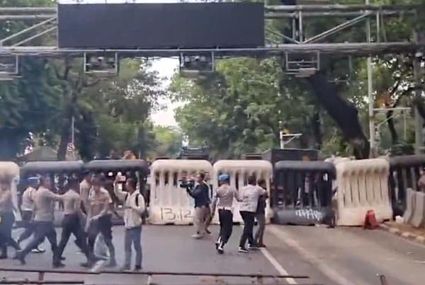 demo_9_tahun_jokowi_diwarnai_aksi_lempar_batu_dan_botol_2_orang_ditahan_polisi