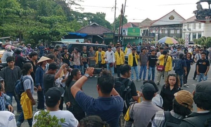 demo_hardiknas_di_siantar_mahasiswa_bentrok_dengan_polisi