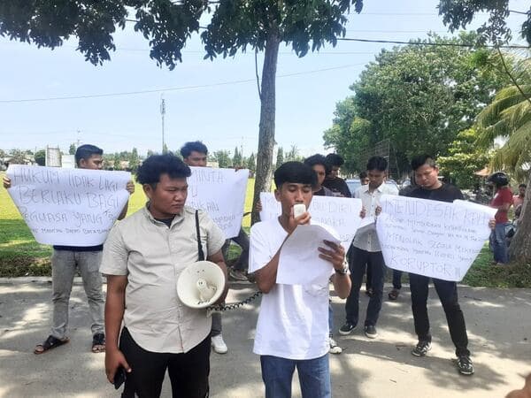 demo_kpu_batu_bara_gapsu_tanyakan_dasar_hukum_pendaftaran_balon_bupati_zahir
