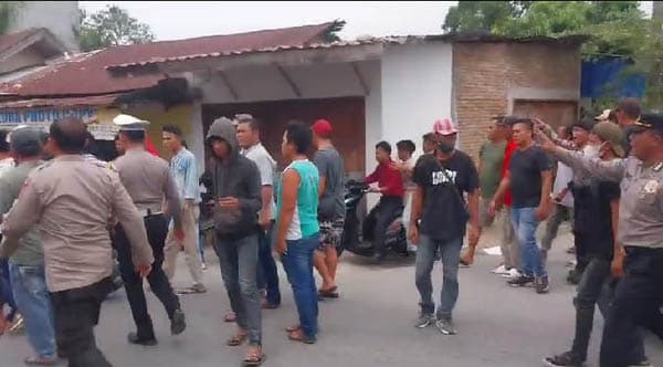 demo_mahasiswa_tolak_judi_di_depan_polresta_deli_serdang_dibubarkan_preman