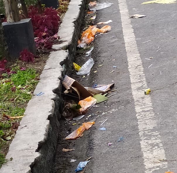 demo_selesai_sampah_berserakan_di_depan_dprd_siantar