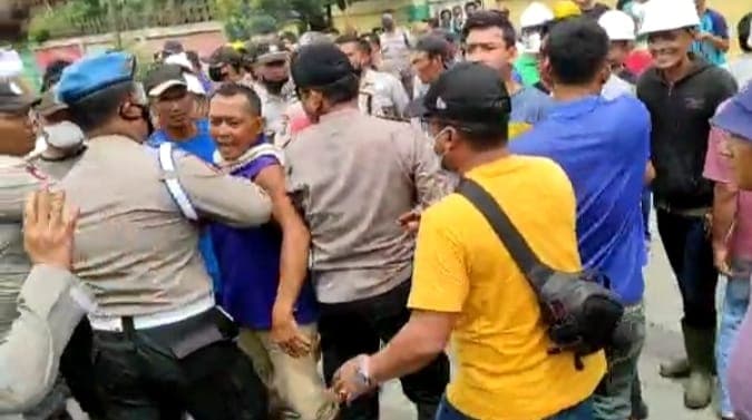 demo_soal_limbah_mahasiswa_di_asahan_nyaris_bentrok_dengan_pekerja_pabrik