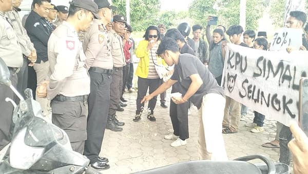 demo_soal_ppk_massa_tuding_kpu_simalungun_akan_menangkan_rhs_70_persen