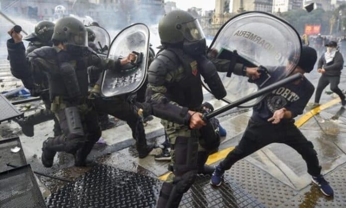 demo_tolak_reformasi_anggaran_di_argentina_berakhir_ricuh