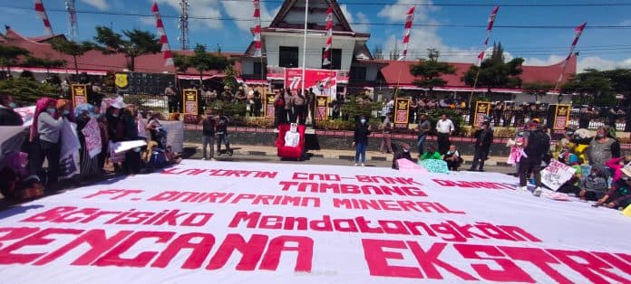 demo_tolak_tambang_pt_dpm_warga_bawa_boneka_bupati_dairi