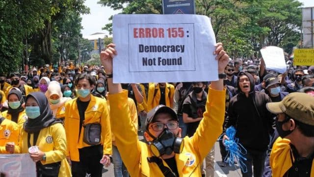 demo_uu_cipta_kerja_dan_kedubes_prancis_diimbau_tak_perlu_bawa_banyak_massa
