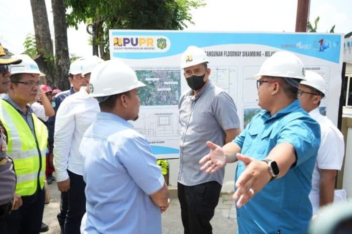 dengarkan_keluhan_warganya_wali_kota_bobby_minta_proyek_floodway_segera_diselesaikan
