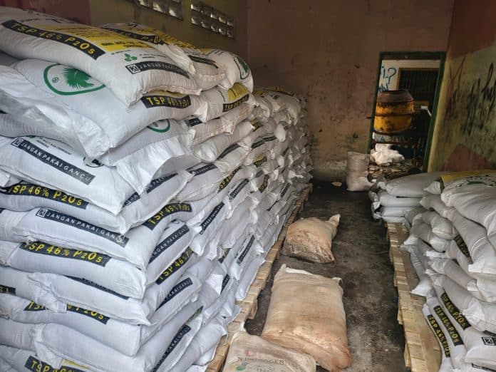 denintel_kodam_ibb_serahkan_tersangka_dan_ribuan_kilo_pupuk_oplosan_ke_polda_sumut