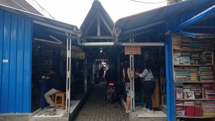 derita_penjual_buku_di_medan_pedagang_untuk_makan_saja_sulit