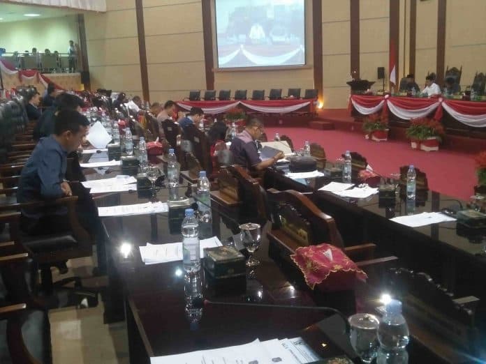 dewan_pertanyakan_ktp_dan_kk_untuk_orang_asing