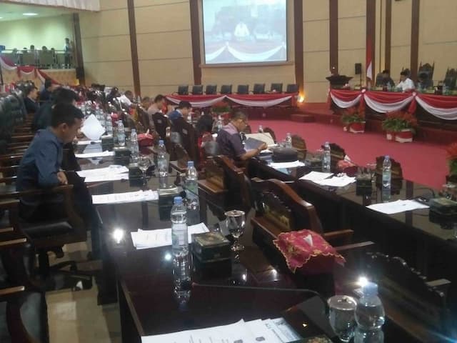dewan_pertanyakan_ktp_dan_kk_untuk_orang_asing