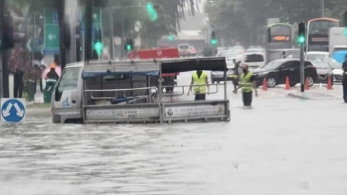 di_tengah_hujan_lebat_singapura_diterjang_banjir_bandang