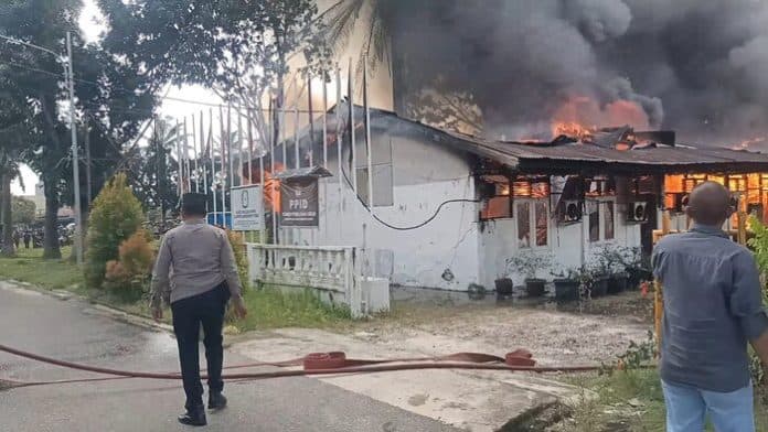 diawali_ledakan_kantor_kpu_labura_hangus_terbakar