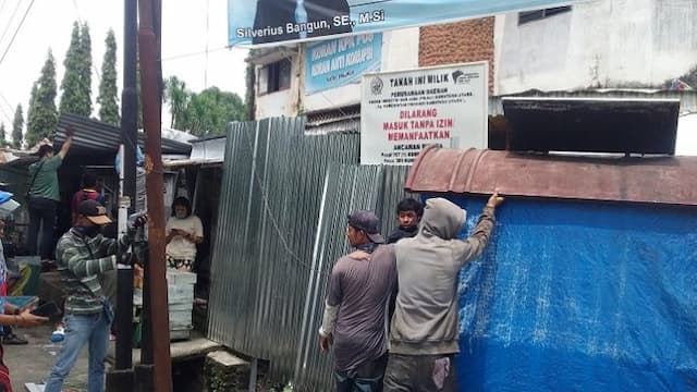 dibongkar_13_lapak_pedagang_di_lahan_eks_bioskop_ria_siantar
