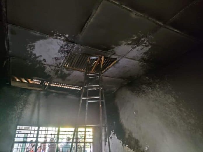 diduga_akibat_korsleting_listrik_ruang_asrama_ponpes_sabilul_mukminin_terbakar