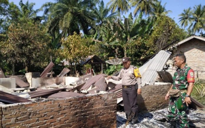 diduga_akibat_korsleting_listrik_rumah_warga_terbakar_di_simalungun