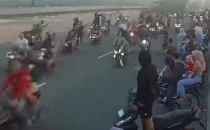 diduga_anggota_geng_motor_lempari_warga_lubuk_pakam_pakai_batu
