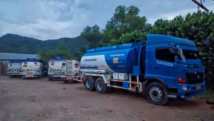 diduga_angkut_bbm_ilegal_truk_tangki_putih_biru_sering_keluar_masuk_tangkahan