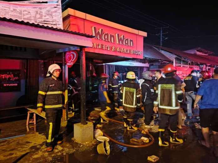 diduga_api_dari_dapur_toko_roti_di_medan_polonia_terbakar