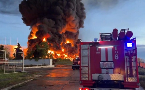diduga_diserang_drone_tangki_minyak_rusia_di_crimea_terbakar