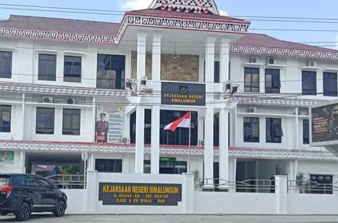 diduga_hambat_tugas_jurnalis_oknum_pegawai_kejari_simalungun_larang_bawa_ponsel